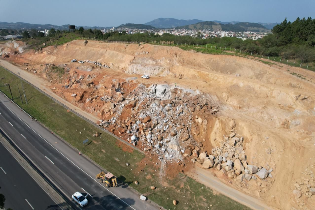 Detonação na BR-101 deve causar lentidão no trânsito em Capivari de Baixo