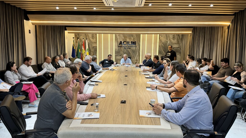 Diretores da ACIL entregam a cartilha Voz Única ao candidato a prefeito de Lages, Elizeu Mattos