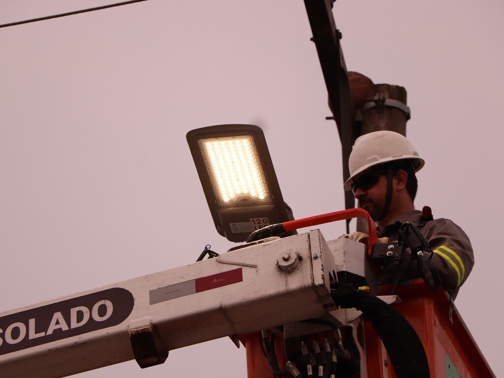 Foto: João Alves  (PMSM/Divulgação) - Equipe trabalhou em um trecho da Avenida Presidente Vargas na segunda-feira (23). Ao todo, 28 mil pontos receberão a nova tecnologia em Santa Maria.