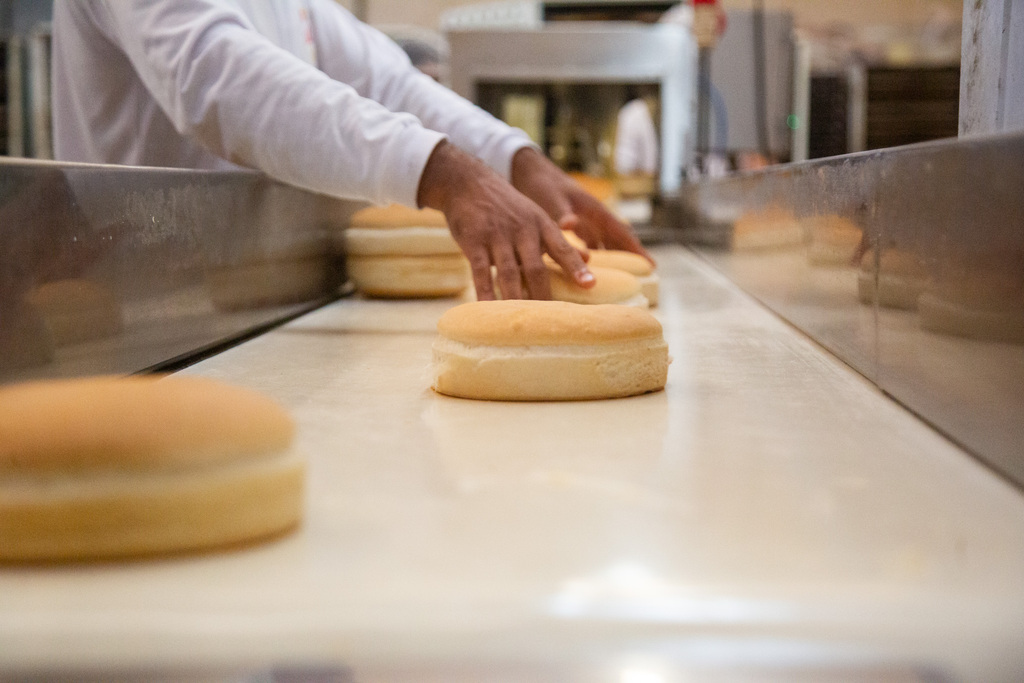 Beto Albert - Panifício Mallet, no Distrito Industrial, produz cerca de 64 mil pães de xis por mês.