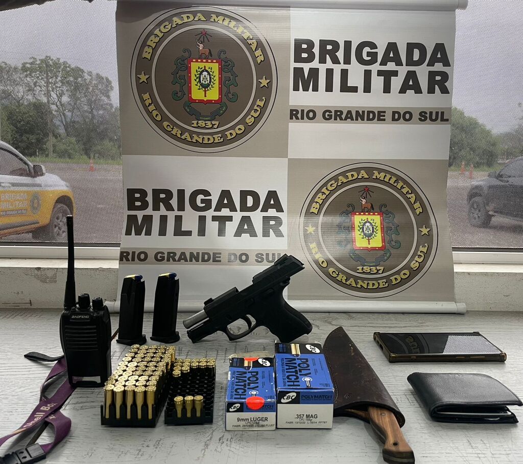 título imagem Homem é preso em flagrante com arma, munições e rádio comunicador dentro de veículo em rodovia de Santa Maria