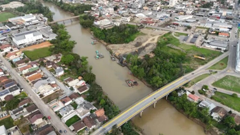 Obras da dragagem do Rio Itajaí-Açu avançam em Rio do Sul.