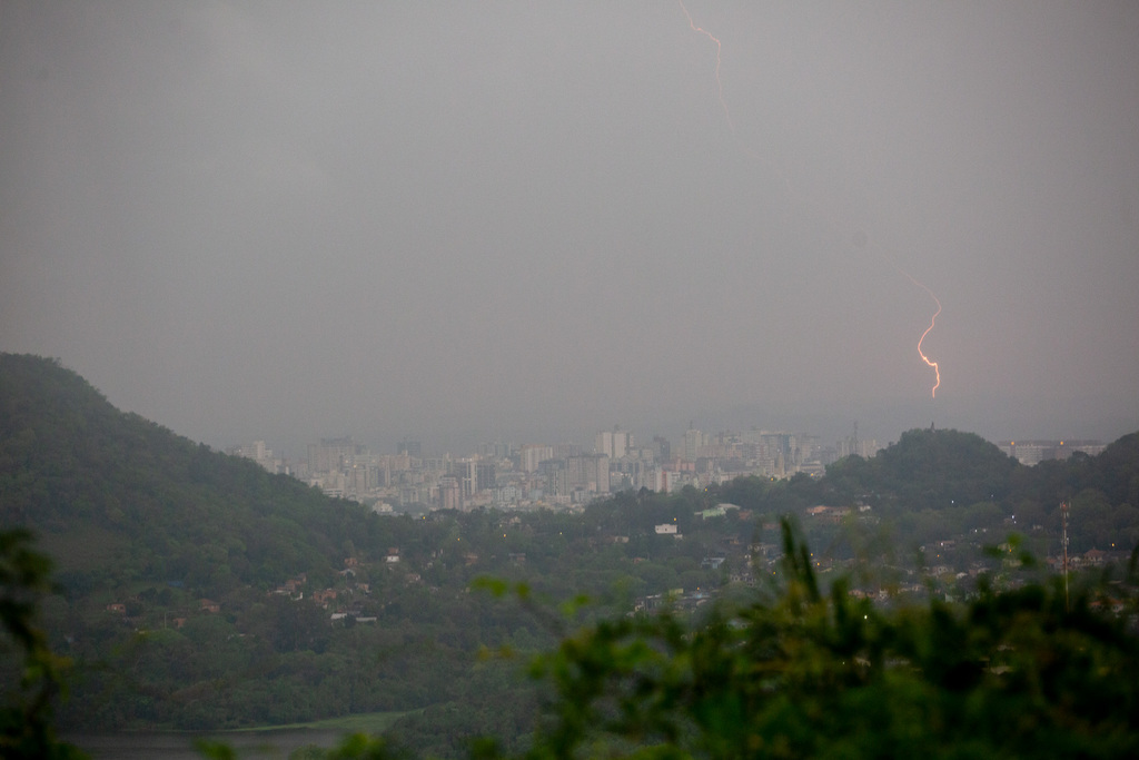 Número de pessoas fora de casa diminui, mas novo aviso do Inmet alerta para tempestade até a sexta-feira no RS