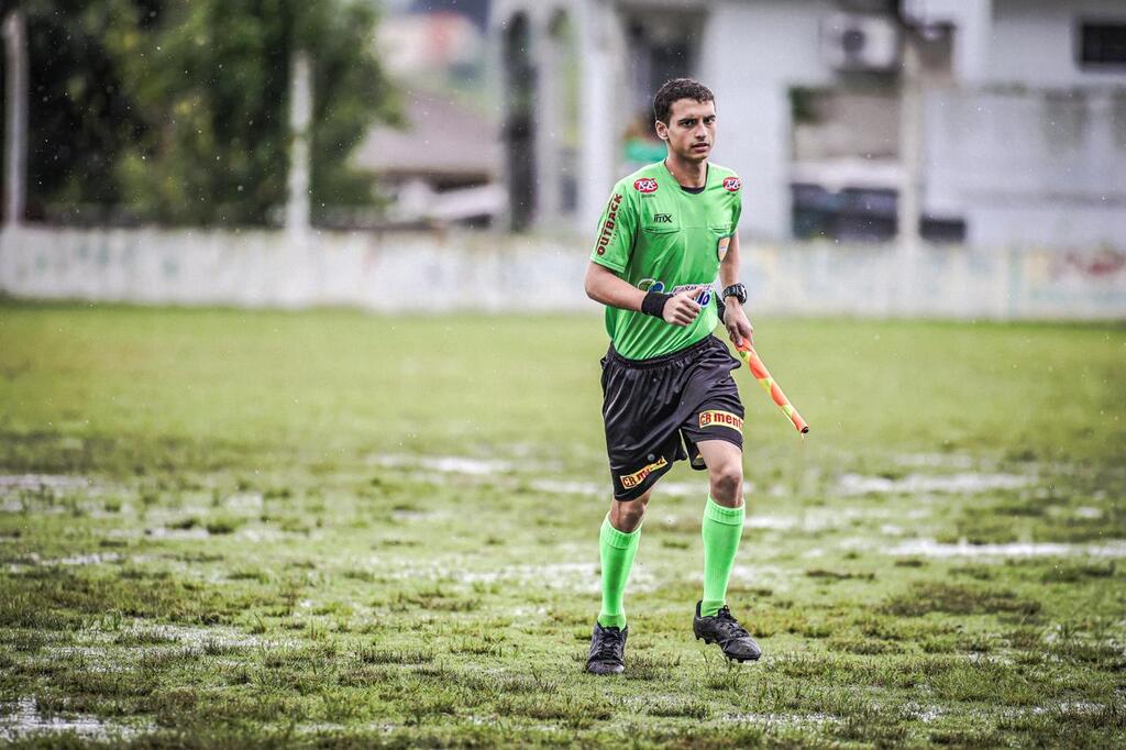 Santa-mariense é o mais jovem a integrar equipe de arbitragem em partida de futebol profissional no Estado