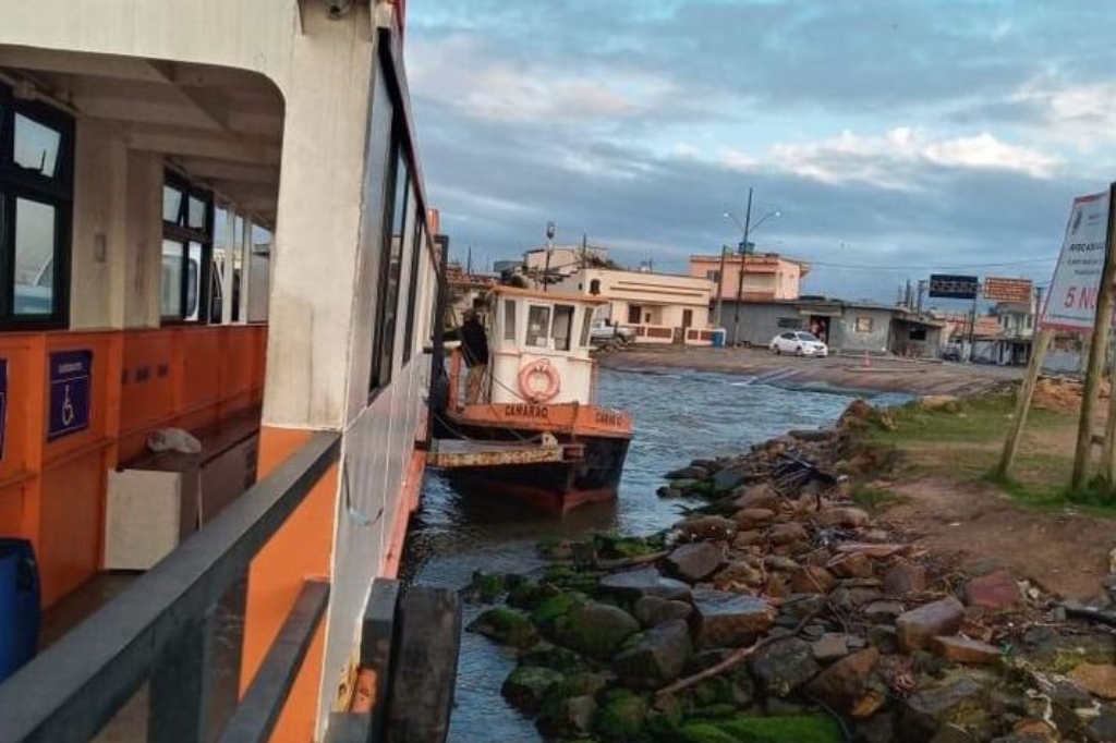 Imagem divulgação - Balsa encalha em Laguna devido aos fortes ventos