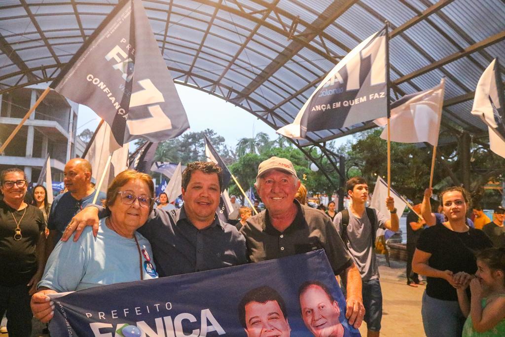 PREFEITO FANICA É RECEBIDO COM FESTA  NO SEU RETORNO À PREFEITURA MUNICIPAL DE PRAIA GRANDE