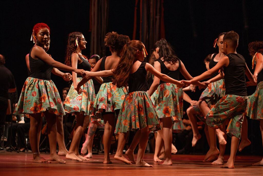 título imagem Projeto social Orquestrando Arte apresenta mostra de dança no Theatro Treze de Maio neste sábado