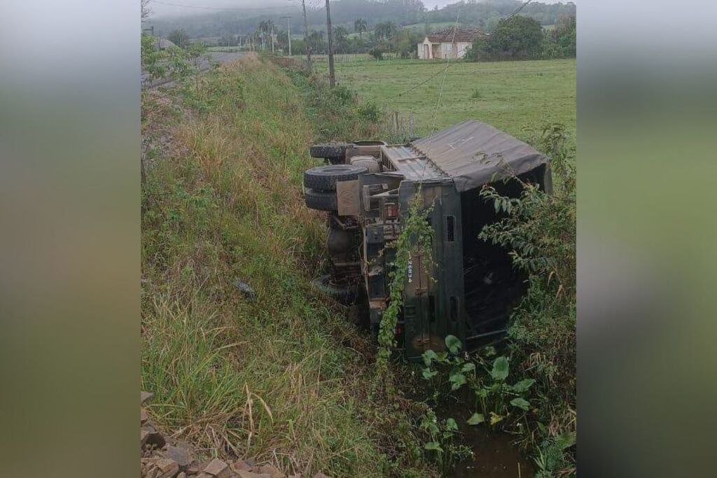 Caminhão do Exército tomba na ERS-348 em São João do Polêsine