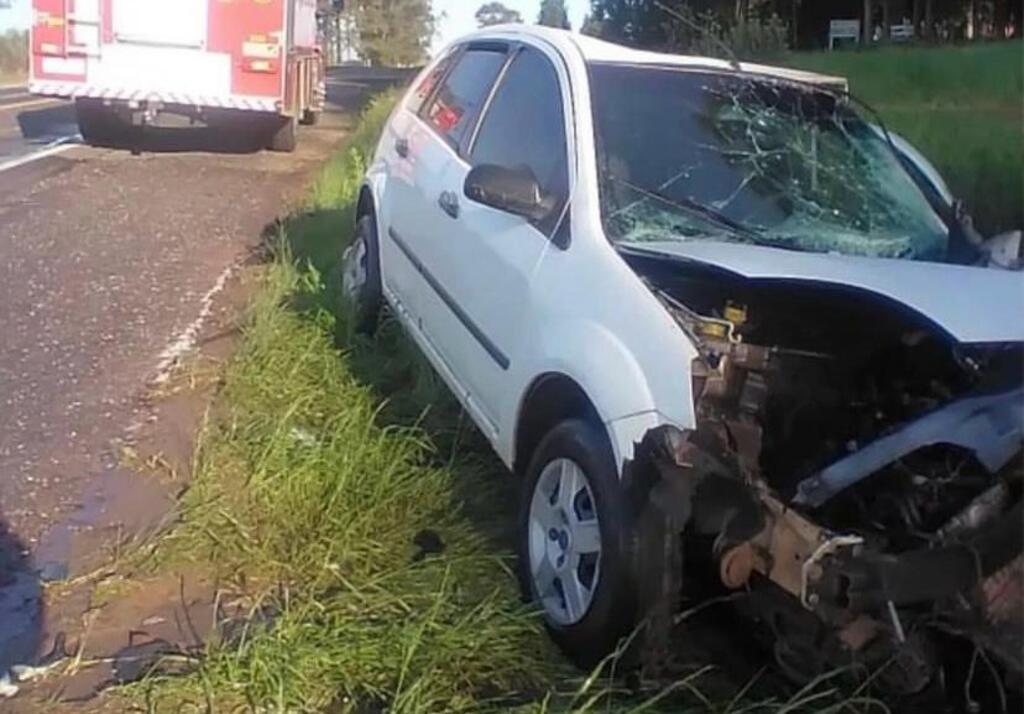 Foto: GNI (Divulgação) - Colisão entre um Ford Fiesta e um caminhão aconteceu por volta da 6h45min deste domingo e causou a morte de Antônio Carlos da Fonseca Souto, 59 anos