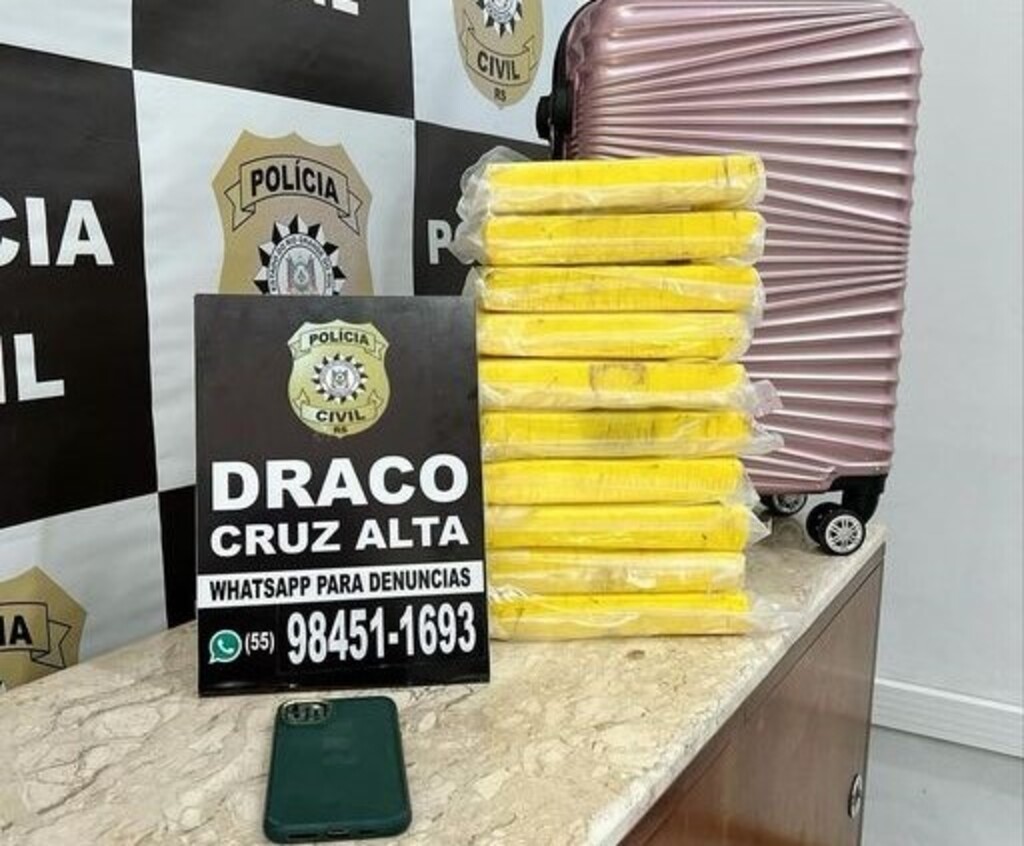 título imagem Passageira de ônibus interestadual é presa com R$ 1 milhão em cocaína em Cruz Alta