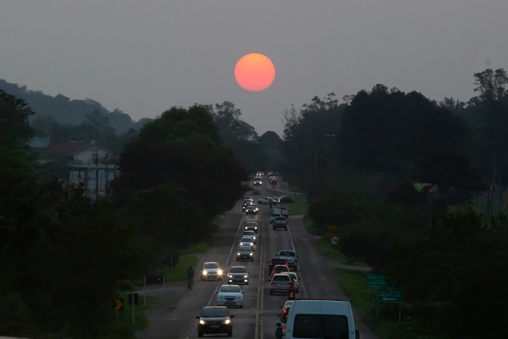 título imagem Segunda-feira é marcada por calor de 35°C e pôr do sol avermelhado em Santa Maria; cenário muda a partir desta terça