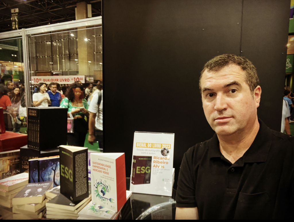 PROFESSOR DA UNIPAMPA LANÇA LIVRO NA BIENAL DE SÃO PAULO.