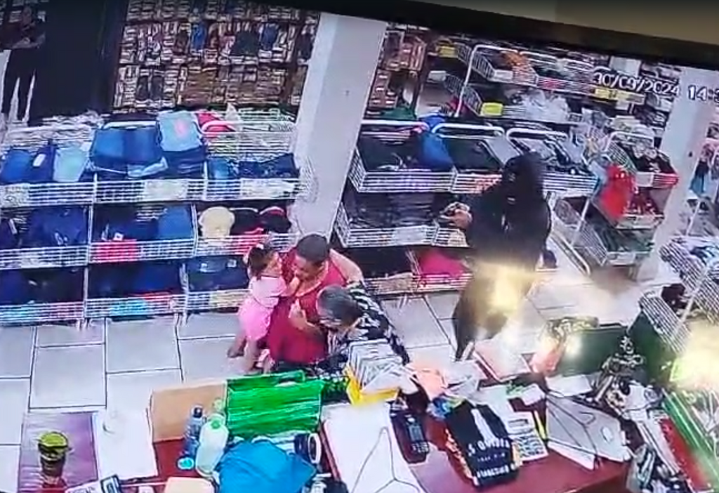 título imagem Assaltantes invadem loja e clientes são feitos reféns em cidade da região; Polícia Civil investiga o caso