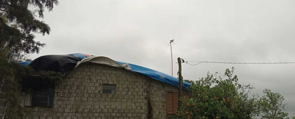 Foto: Defesa Civil de São Vicente do Sul (Divulgação) - Residência destelhada em São Vicente do Sul