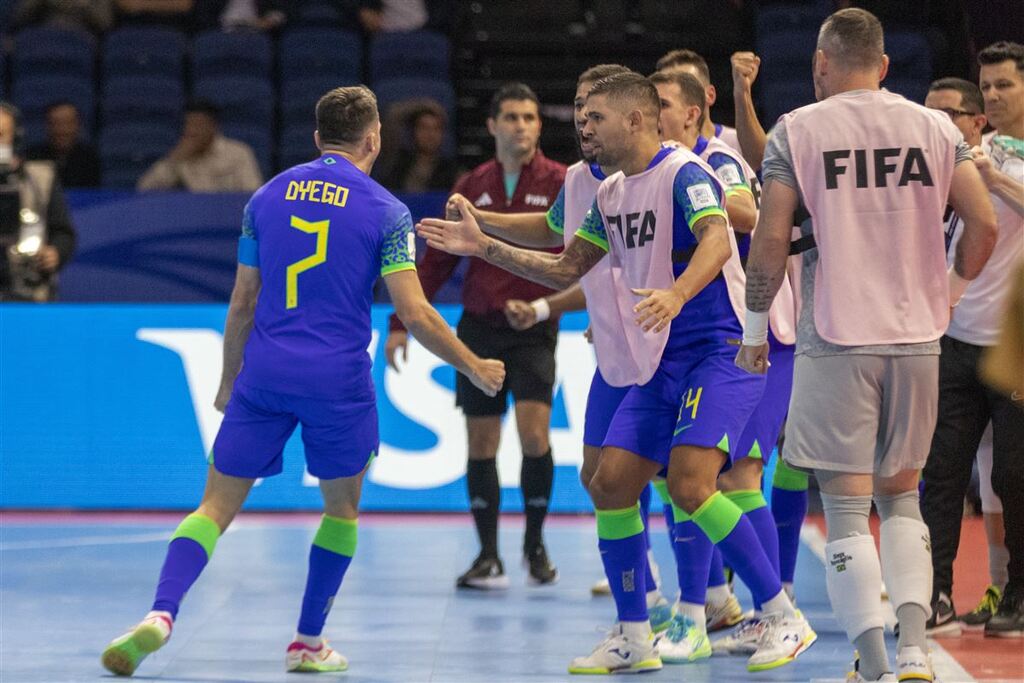 título imagem Brasil bate a Ucrânia na semifinal e está na decisão da Copa do Mundo de Futsal