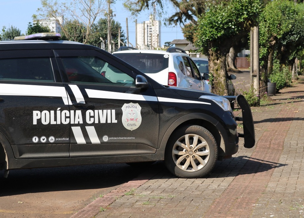 Foto: Polícia Civil) - Fugitivo estava escondido em um sítio da região.