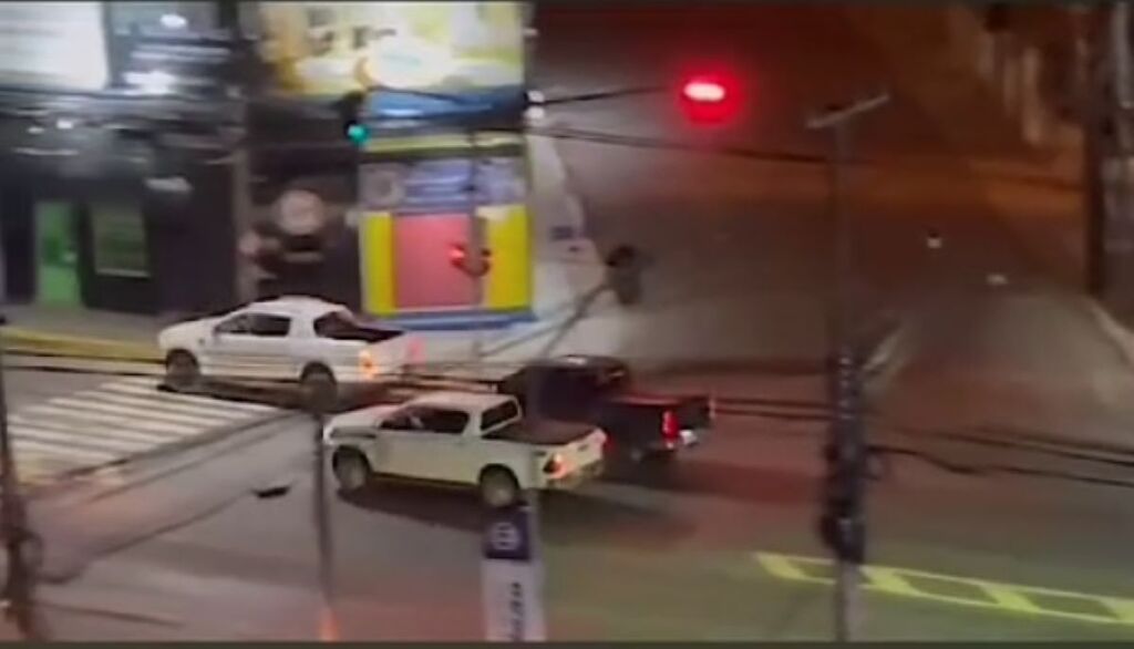 Foto: Reprodução - Veículos arrancaram em alta velocidade na sinaleira da Avenida Dores com a Rua General Neto na noite da última segunda-feira