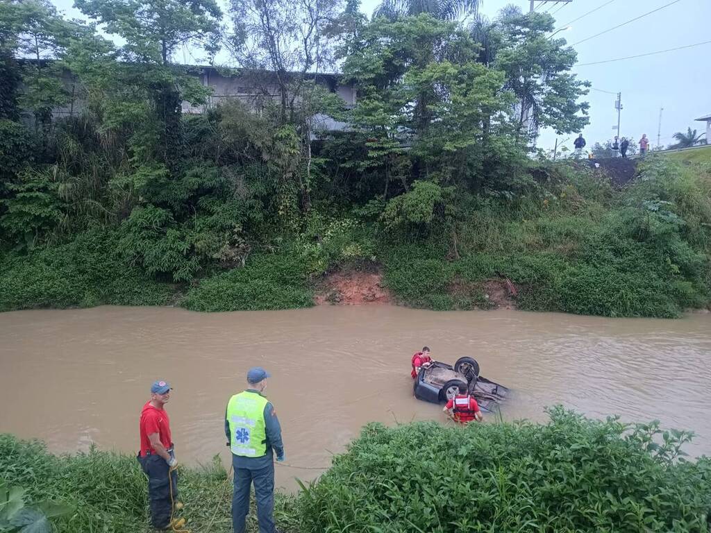 Tragédia na BR-470: carro de família cai em rio e deixa dois mortos em Pouso Redondo