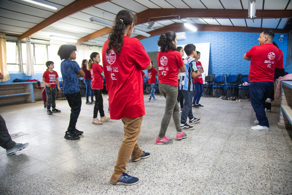 Fotos: Beto Albert (Diário) - Alunos do Instituto Estadual Padre Caetano se encontram semanalmente para a aula de danças urbanas.