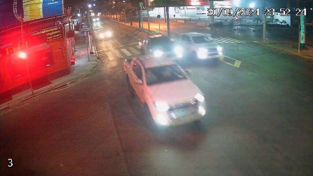 Foto: Ciosp (Reprodução) - Três veículos arrancaram lado a lado da Avenida Dores e seguiram em alta velocidade pela Avenida Medianeira na noite da última segunda-feira