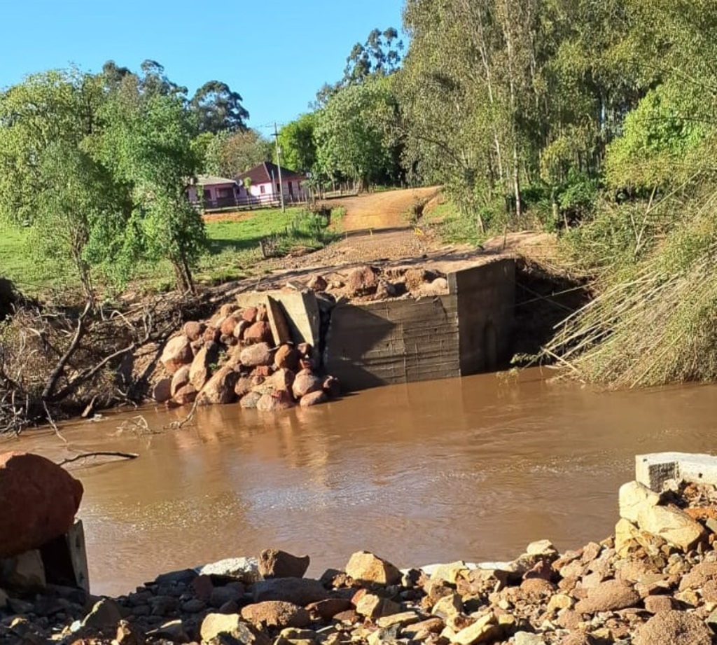 título imagem Prefeitura trabalha para auxiliar moradores que ficaram ilhados após queda de ponte em cidade da região