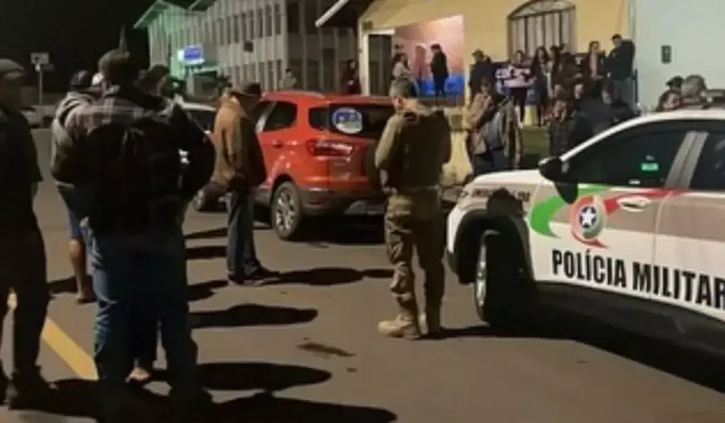 Candidato a vice-prefeito tem carro baleado durante gravação de podcast