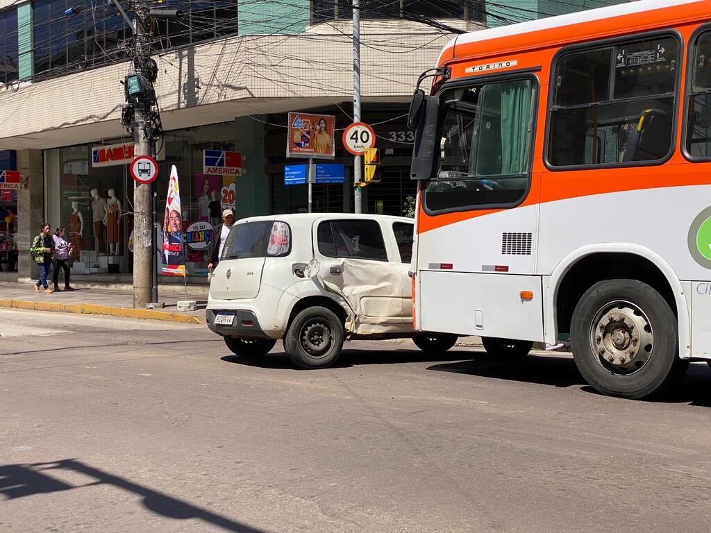 título imagem Acidente entre carro e ônibus do transporte coletivo causa transtornos na Rua do Acampamento