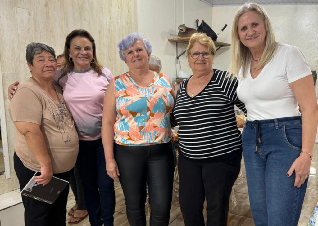  - As integrantes do NUME, Rosa Gomes e Denise Thomazi, participaram de uma das reuniões das tricoteiras