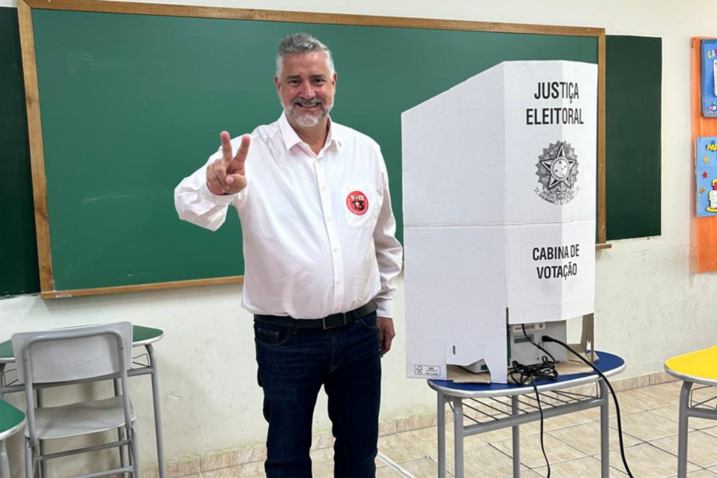 Ministro Paulo Pimenta vota no Bairro Salgado Filho em Santa Maria