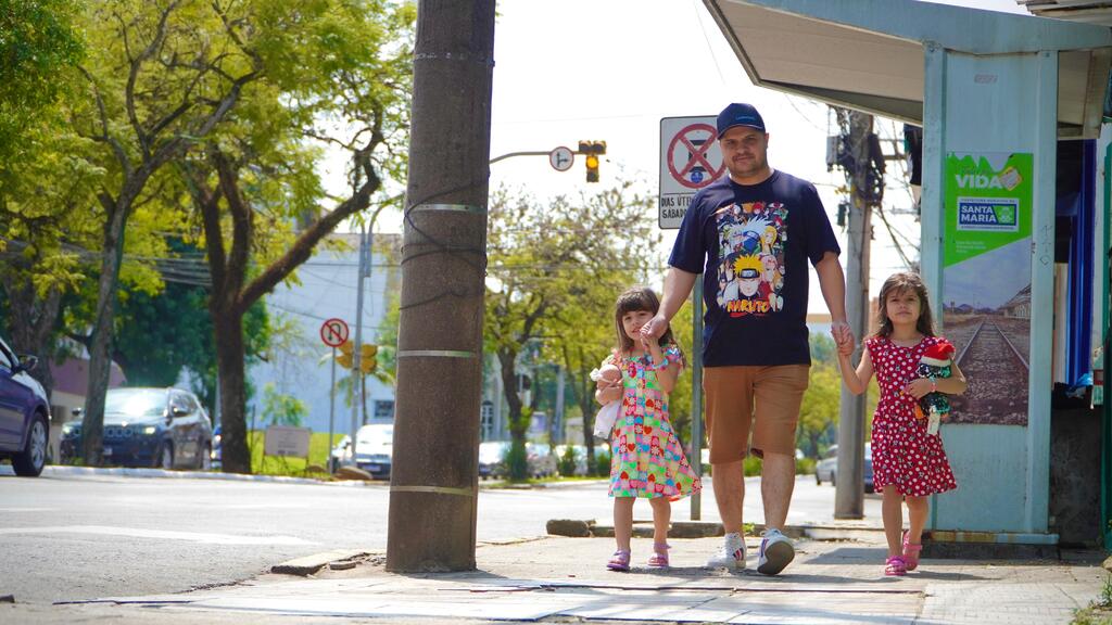 Foto: Vinícius Machado (Diário) - Vagner e as filha Manuela, 6 anos (vestido vermelho) e Bianca, de 5 anos.