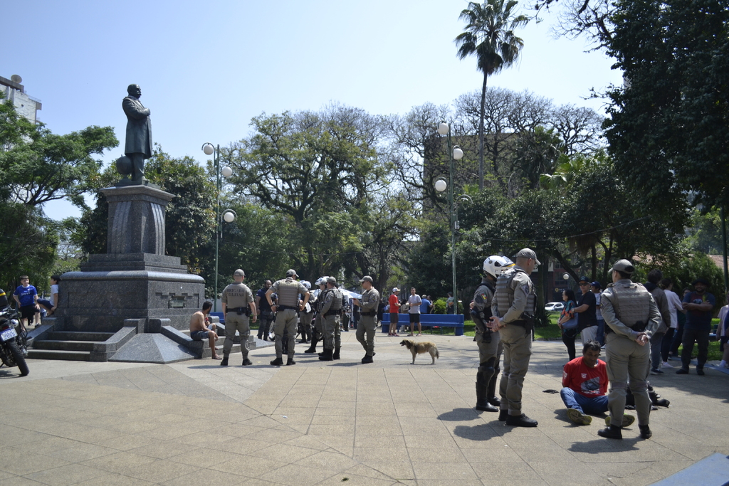 Peleja de faca deixa dois feridos na Praça do Barão