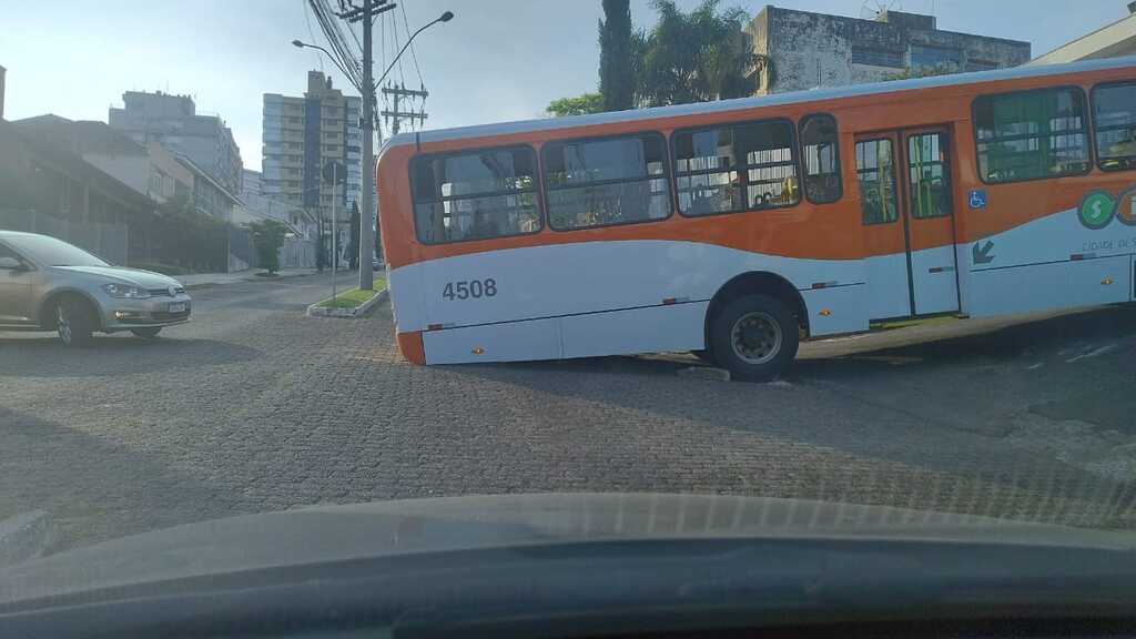 Ônibus do transporte coletivo de Santa Maria fica trancado na Avenida Fernando Ferrari