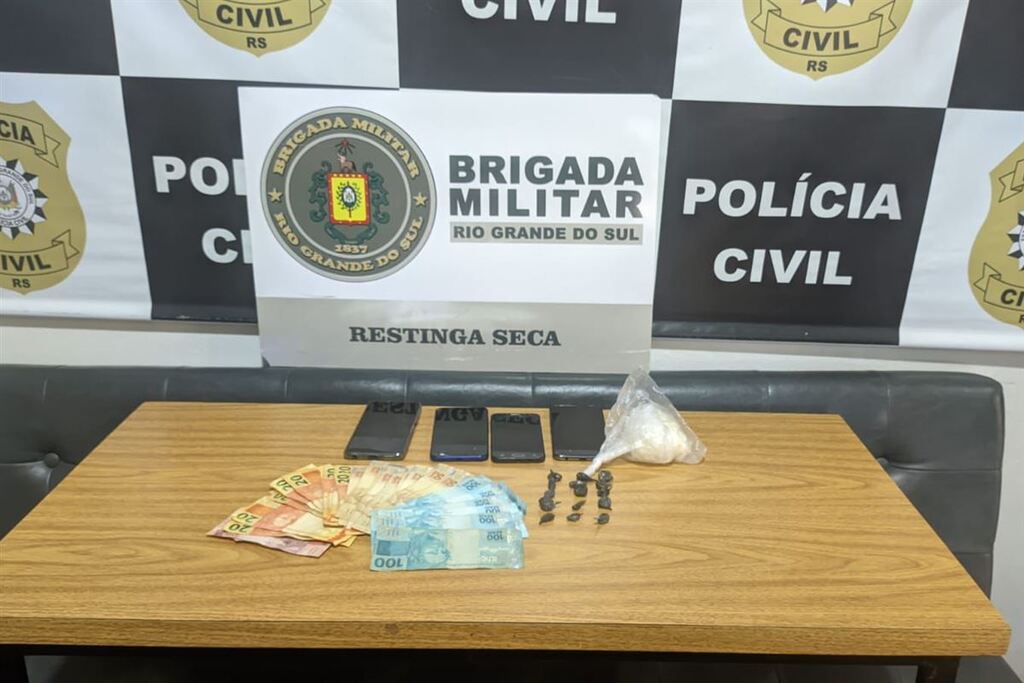 Foto: Polícia Civil - Drogas, celulares, dinheiro e um automóvel foram apreendidos com o trio