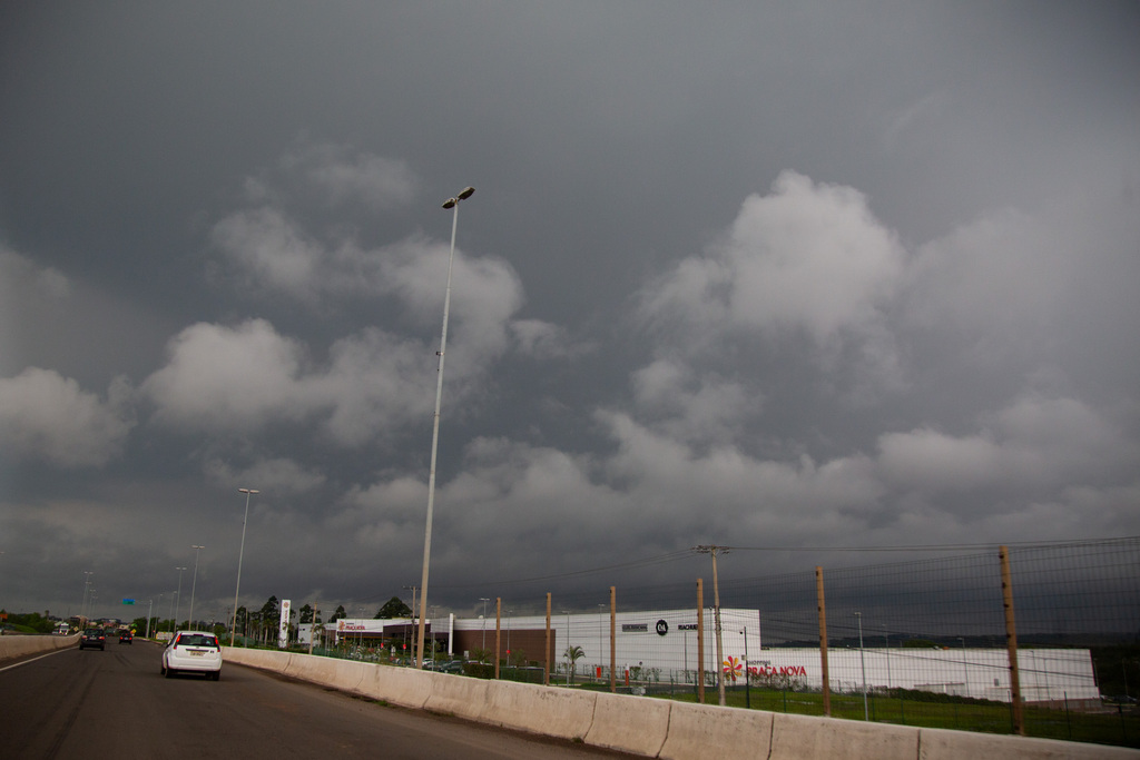 Semana inicia nublada e chuva terá destaque até o final de semana