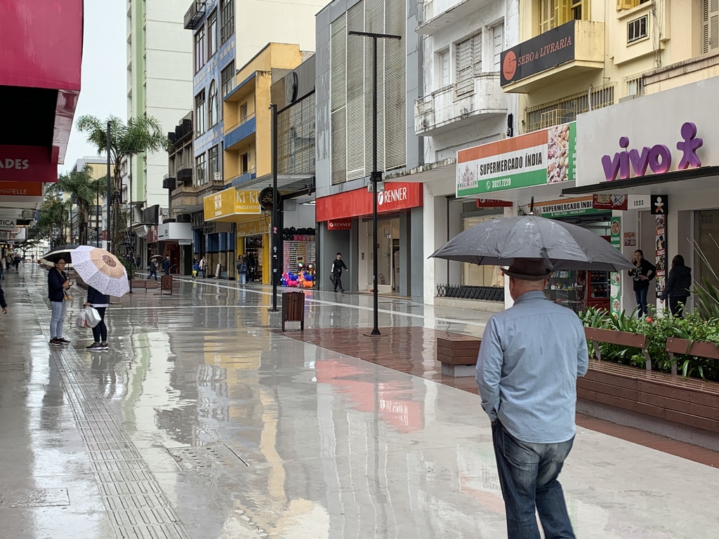 Terça-feira inicia com chuva e umidade elevada em Santa Maria