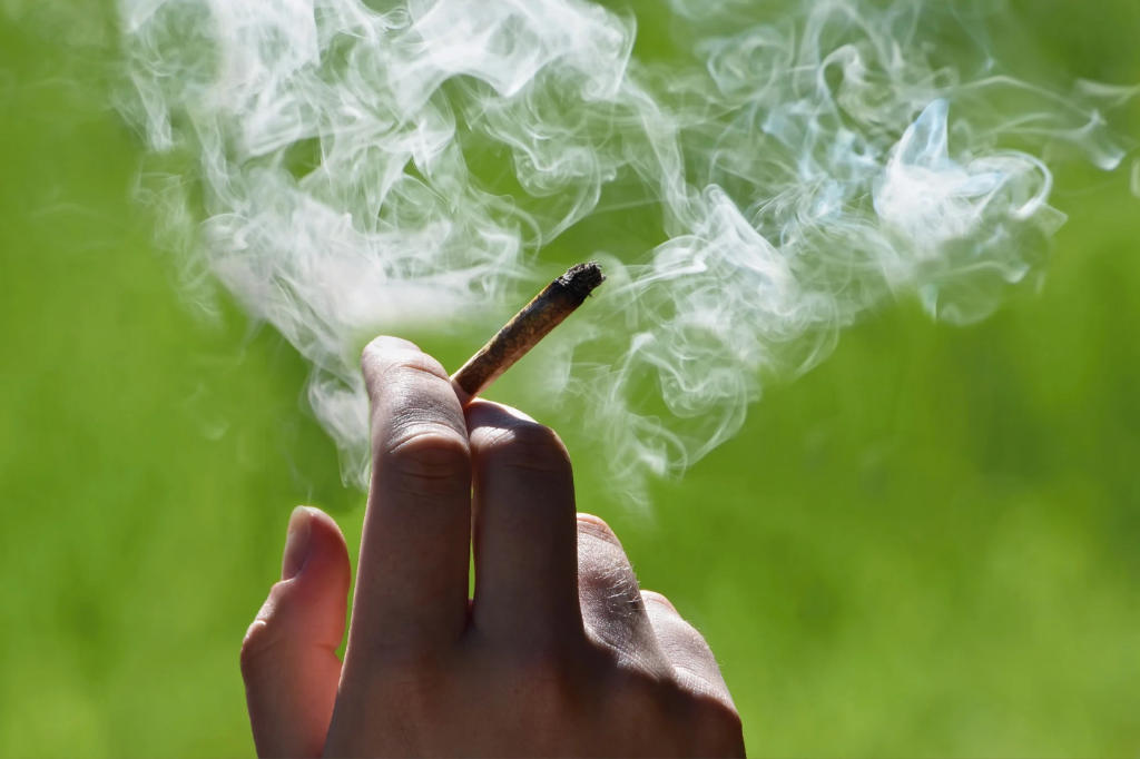 Imagem Tunatura/Getty Images - Homem é flagrado fumando maconha em via pública na Praia do Rosa