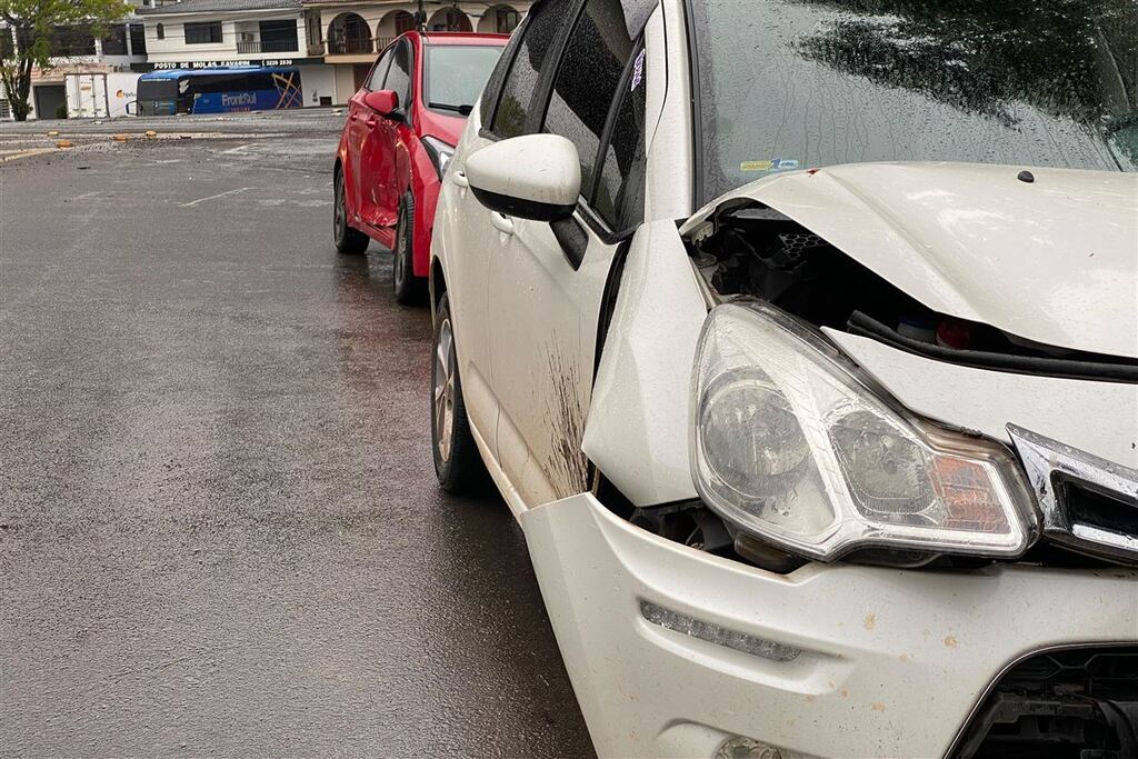 Veículos colidem na rotatória de acesso ao Bairro São José em Santa Maria