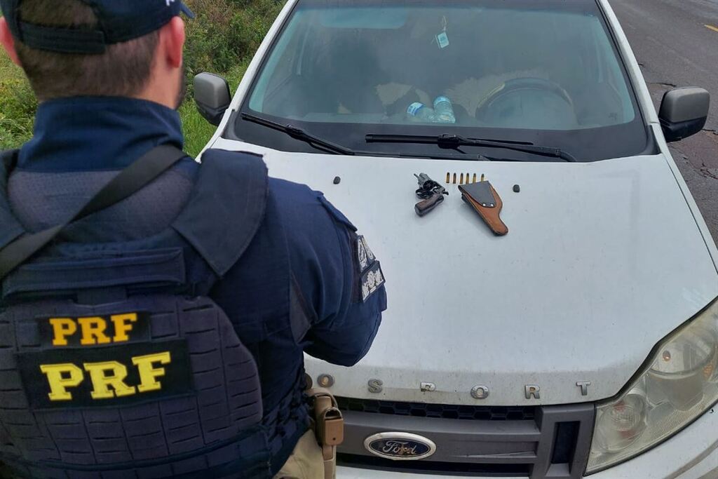 Foto: Polícia Rodoviária Federal - Um revólver calibre 32 com seis munições foi aprendido com o motorista