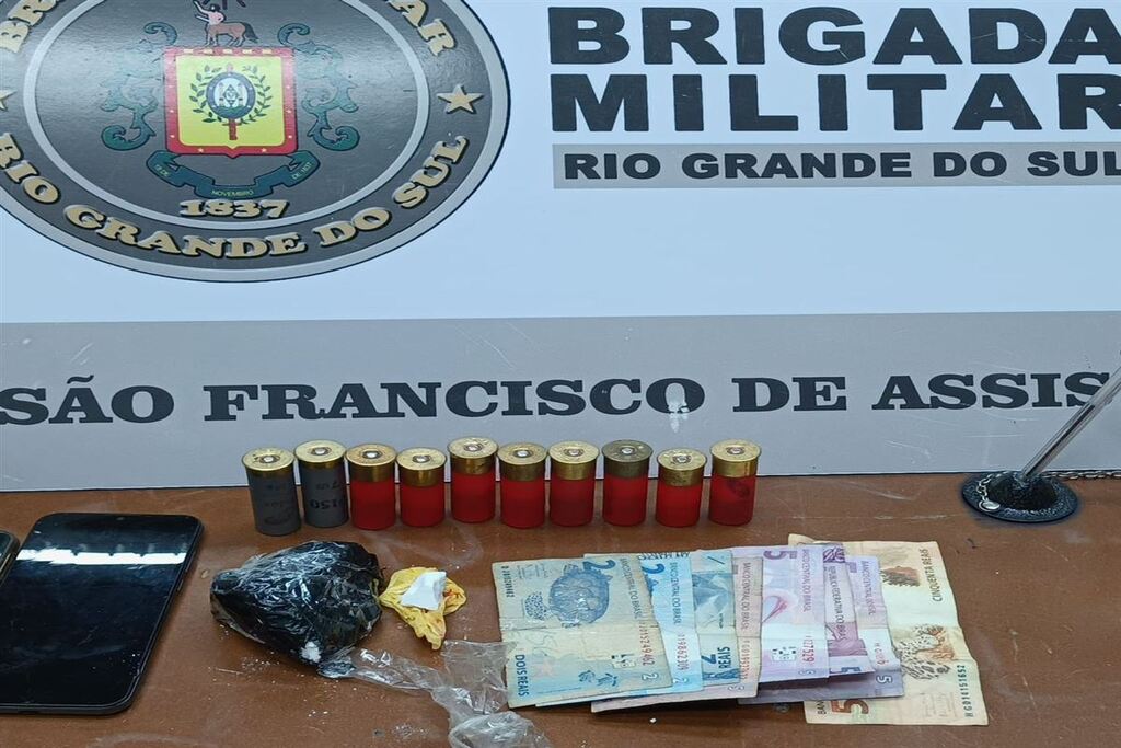 Foto: Brigada Militar - Porções de cocaína, munições e dinheiro foi apreendido com o homem no Bairro Assis Brasil