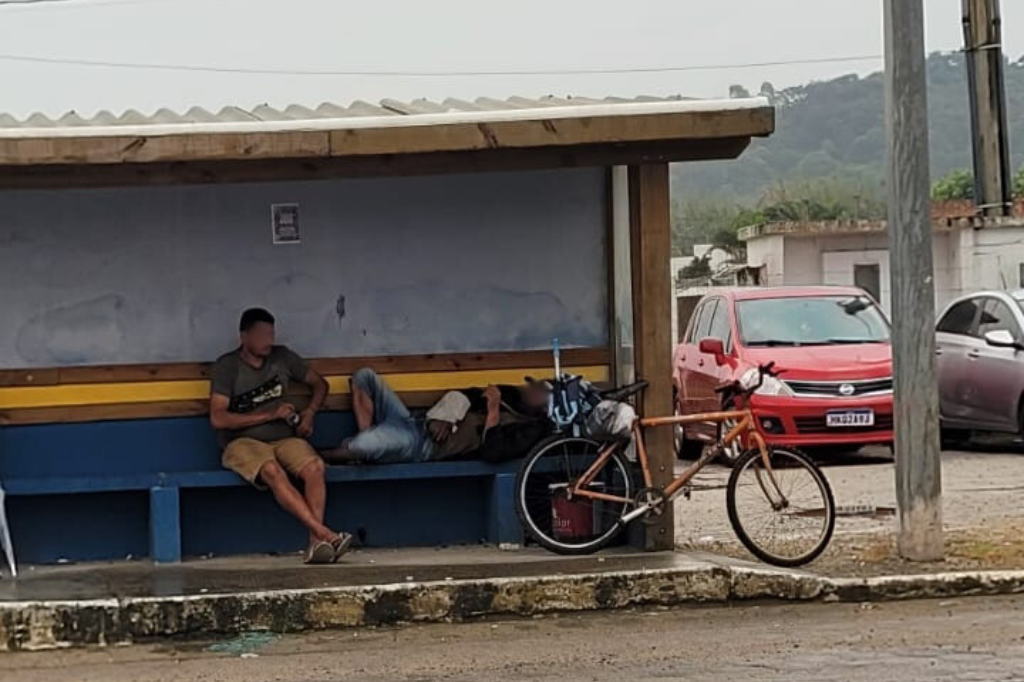 Imagem reprodução - Moradores em situação de rua ocupam pontos de ônibus e geram reclamações em Imbituba