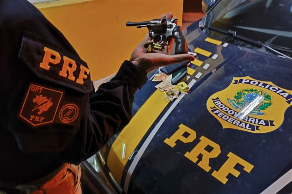 Foragido é capturado pela PRF com arma e drogas na BR-158 em Santa Maria