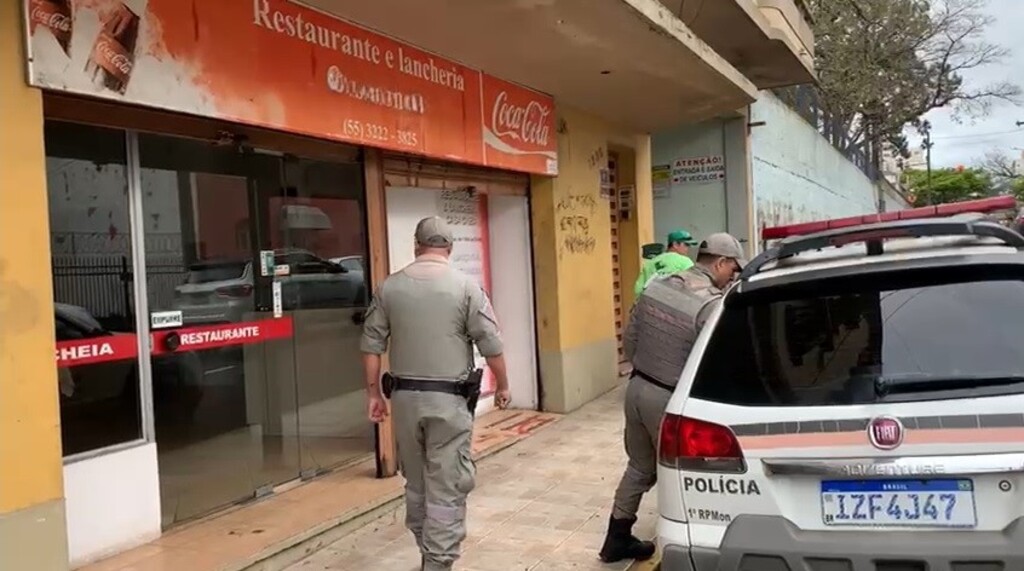 Foto: Gilberto Ferreira - Crime aconteceu na manhã desta quarta-feira em um restaurante da Avenida Silva Jardim, onde a vítima entrou para fugir do agressor