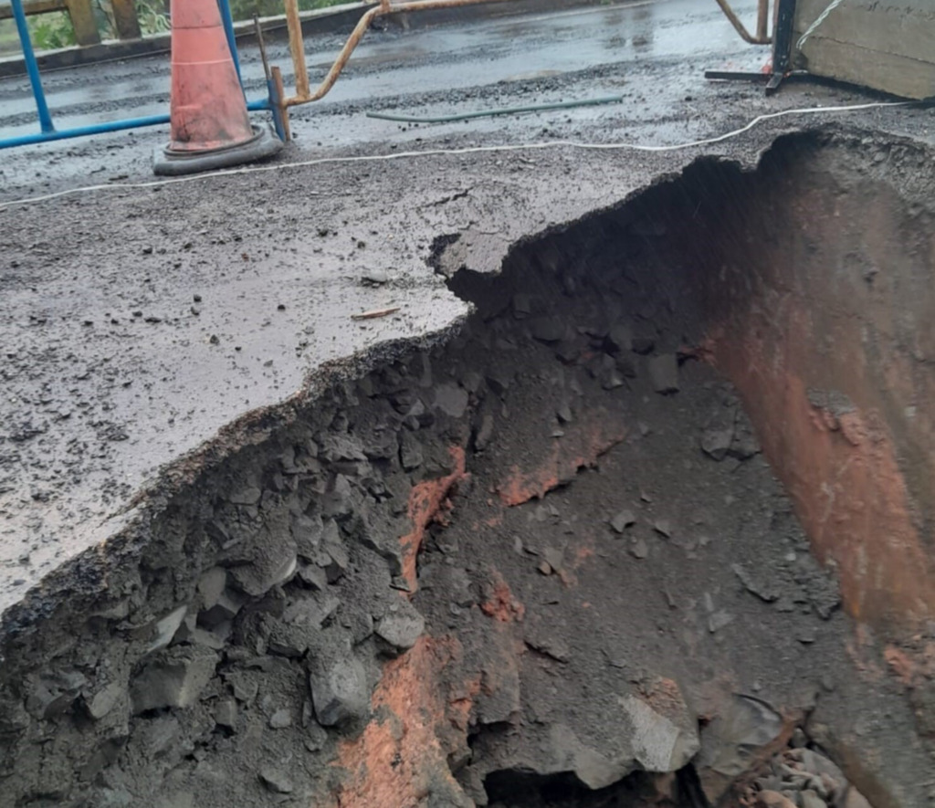 CABECEIRA DA PONTE SOBRE O RIO CANOAS CEDE E TRÂNSITO ESTÁ INTERDITADO PARA QUALQUER VEÍCULO