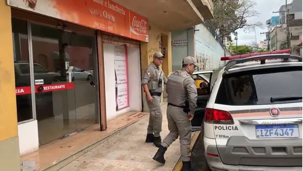 Foto: Gilberto Ferreira - Crime foi cometido na manhã desta quarta-feira na Rua Silva Jardim. Vítima entrou em restaurante para tentar se proteger, mas acabou esfaqueada pelo ex-companheiro