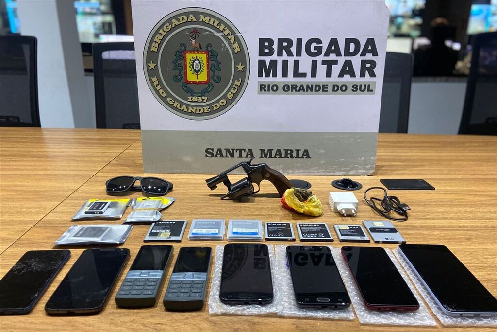 título imagem Jovem é preso com arma, celulares e drogas em Santa Maria