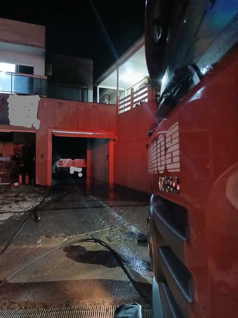 Incêndio em garagem atinge veículos