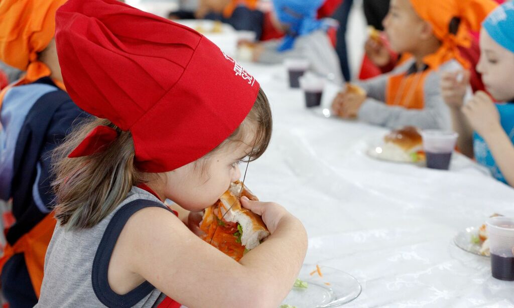 Alunos da Rede Municipal de Ensino de Joinville participam de atividade sobre alimentação saudável na Semana da Criança