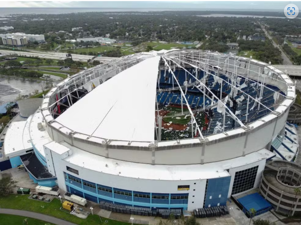 Furacão Milton despedaça telhado de estádio da MLB que virou abrigo na Flórida