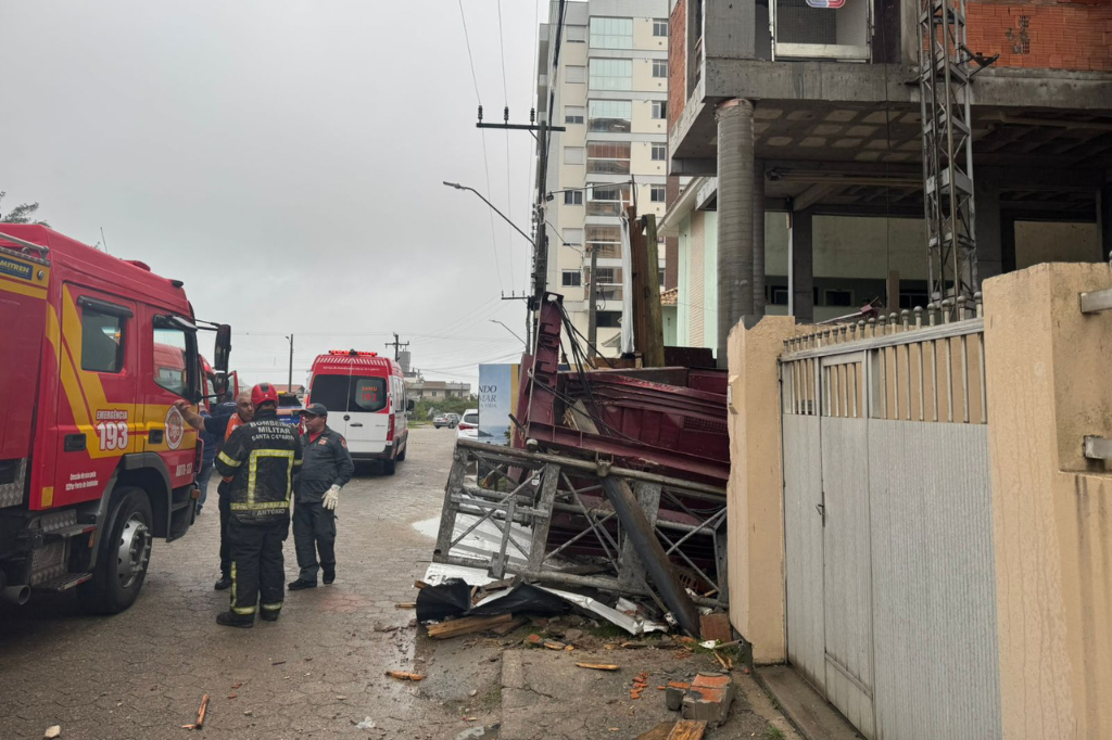 Elevador despenca com 5 trabalhadores em obra no Centro de Imbituba; duas mortes foram confirmadas