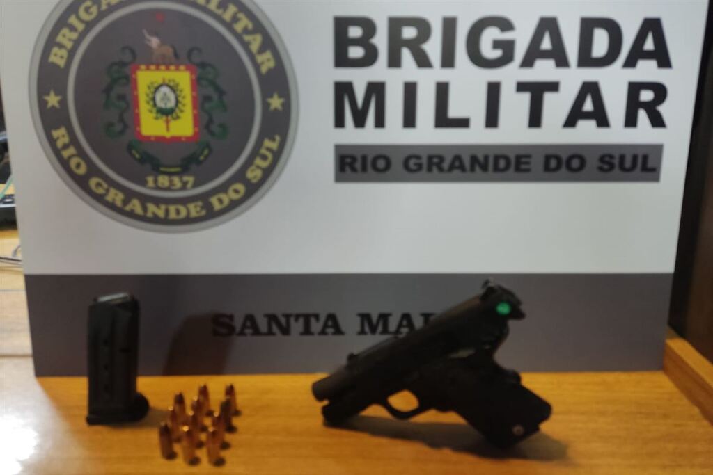 título imagem Militar da reserva é preso por porte ilegal de arma e embriaguez após quase atropelar policial durante abordagem em Santa Maria